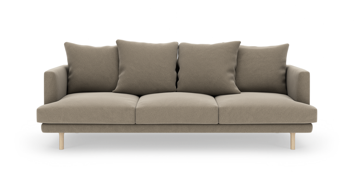Beige 3-personers sofa med fire løse rygpuder og træben, set forfra på hvid baggrund.