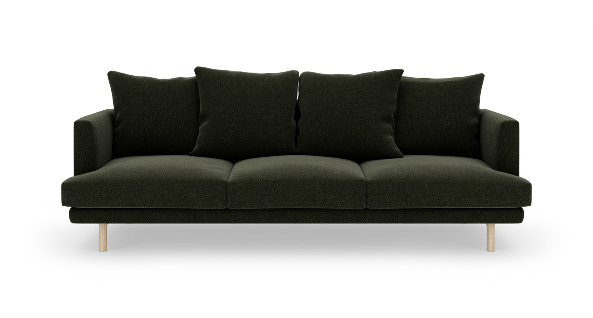 Mørkegrøn tresæders sofa med fire rygpuder og lyse træben, frilagt på hvid baggrund.
