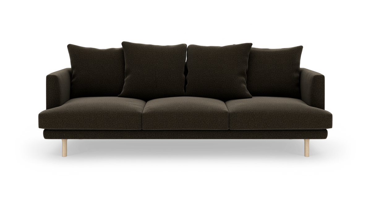 Mørkebrun tresæders sofa med fire ryghynder og lyse træben, frilagt set lige forfra.