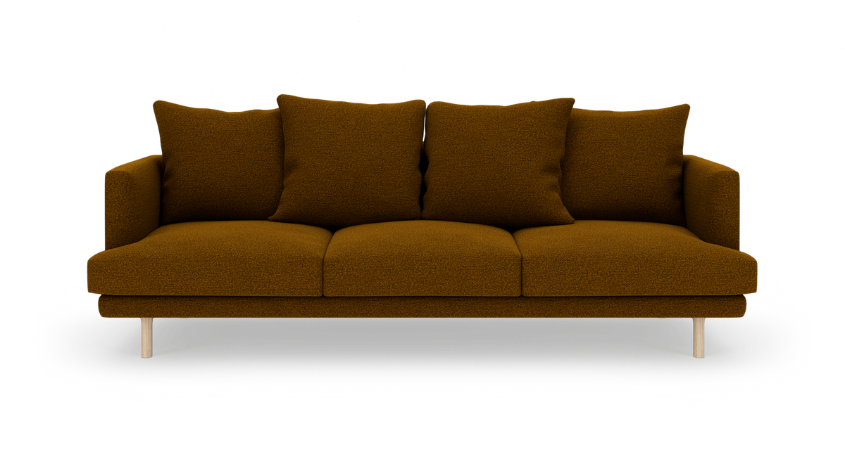 Brun sennepsgul 3-personers sofa med fire løse ryghynder og tre sædehynder, runde træben, frontvisning mod hvid baggrund.