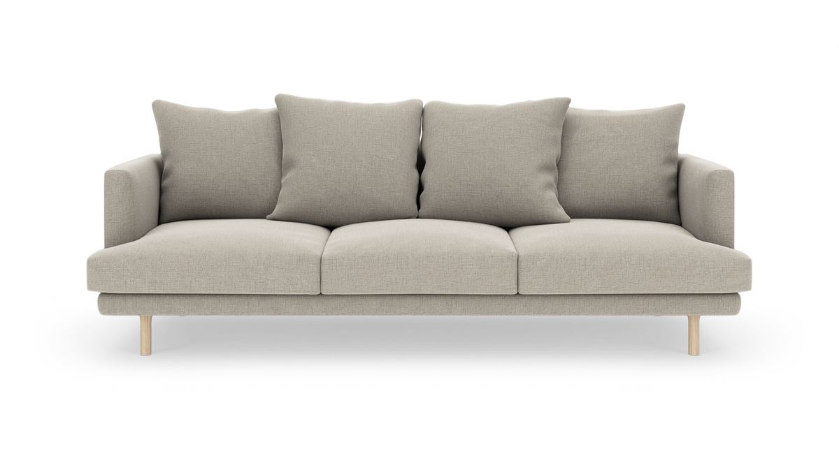 Beige tresæders sofa med fire løse ryghynder og lyse træben, set forfra.