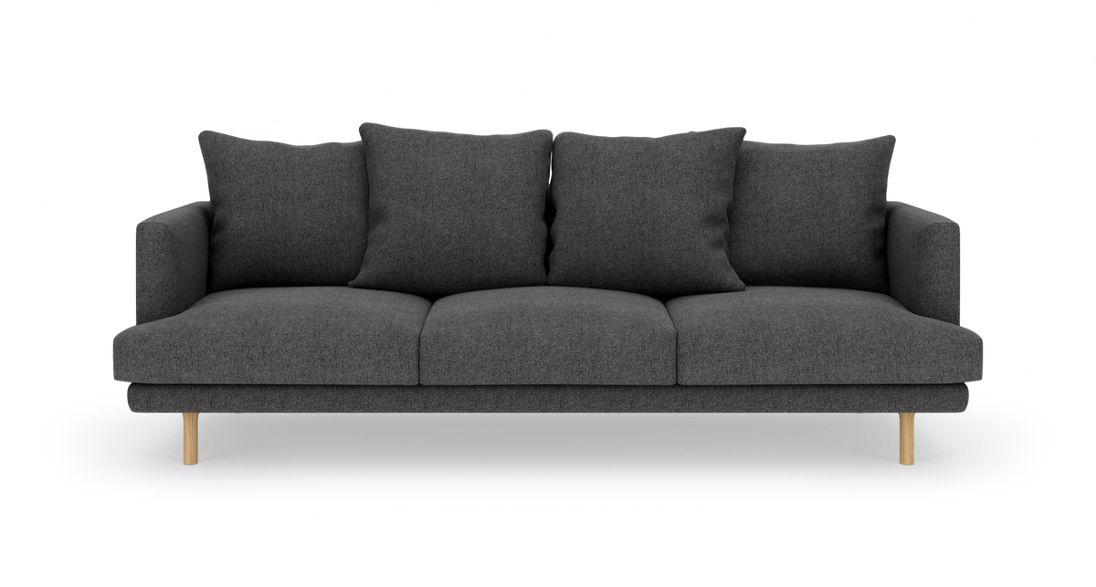Mørkegrå tresæders sofa med fire ryghynder og træben, set forfra mod hvid baggrund.