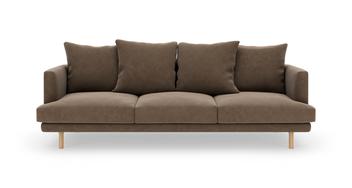 Brun tresædet sofa med fire puder og træben, frilagt mod hvid baggrund.