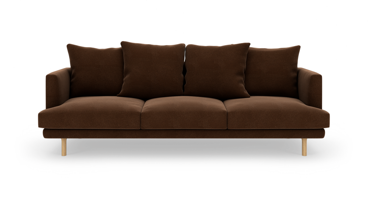 Mørkebrun sofa med tre siddepuder, fire ryghynder og lyse træben, set forfra på hvid baggrund.