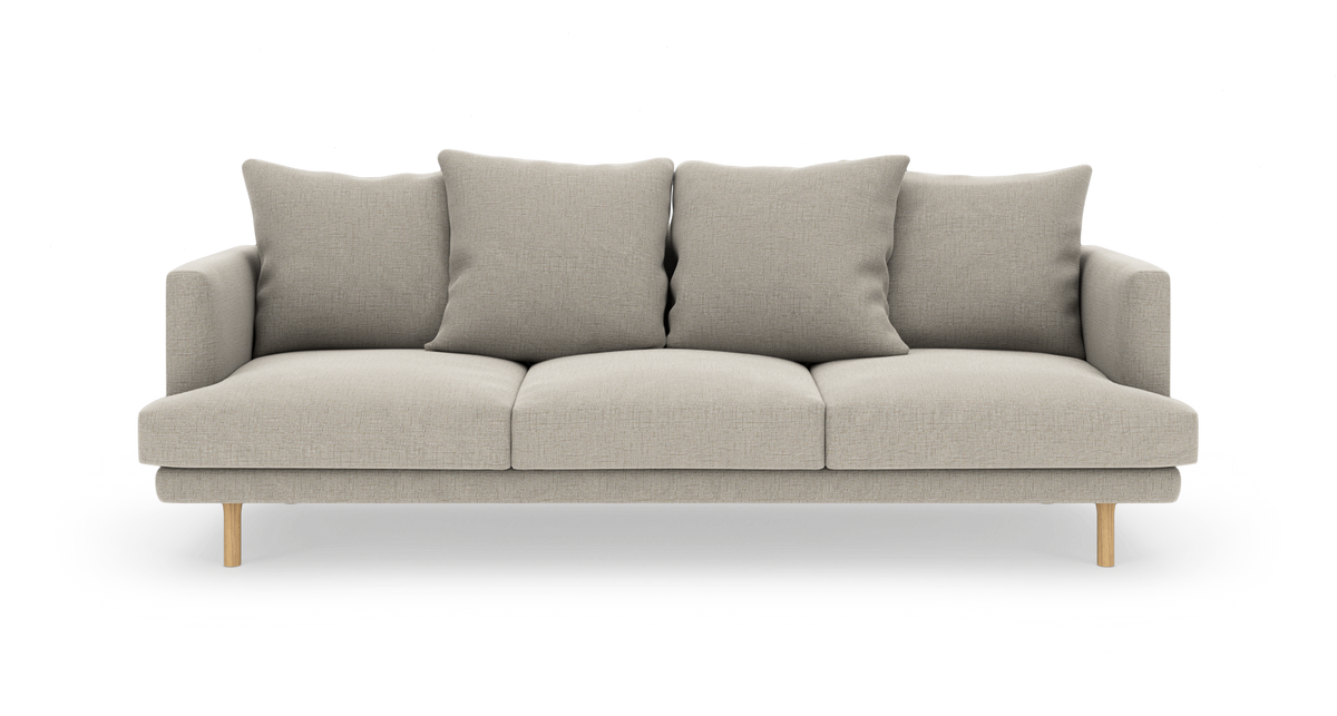 Beige 3-personers sofa med fire ryghynder og træben, frilagt på hvid baggrund.