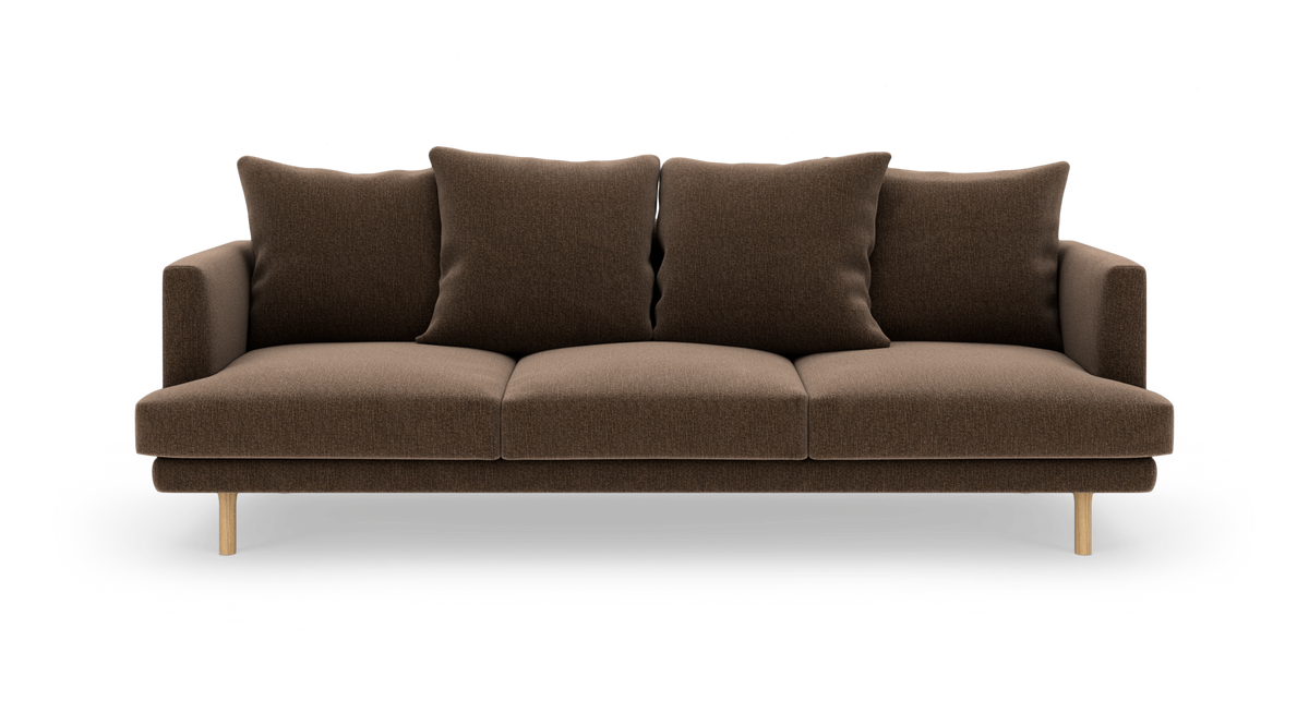 Brun tresædet sofa med fire løse ryghynder og lyse træben, frilagt på hvid baggrund.