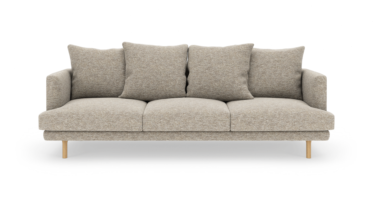 Beige 3-personers sofa med fire ryghynder og træben, fritlagt på hvid baggrund.