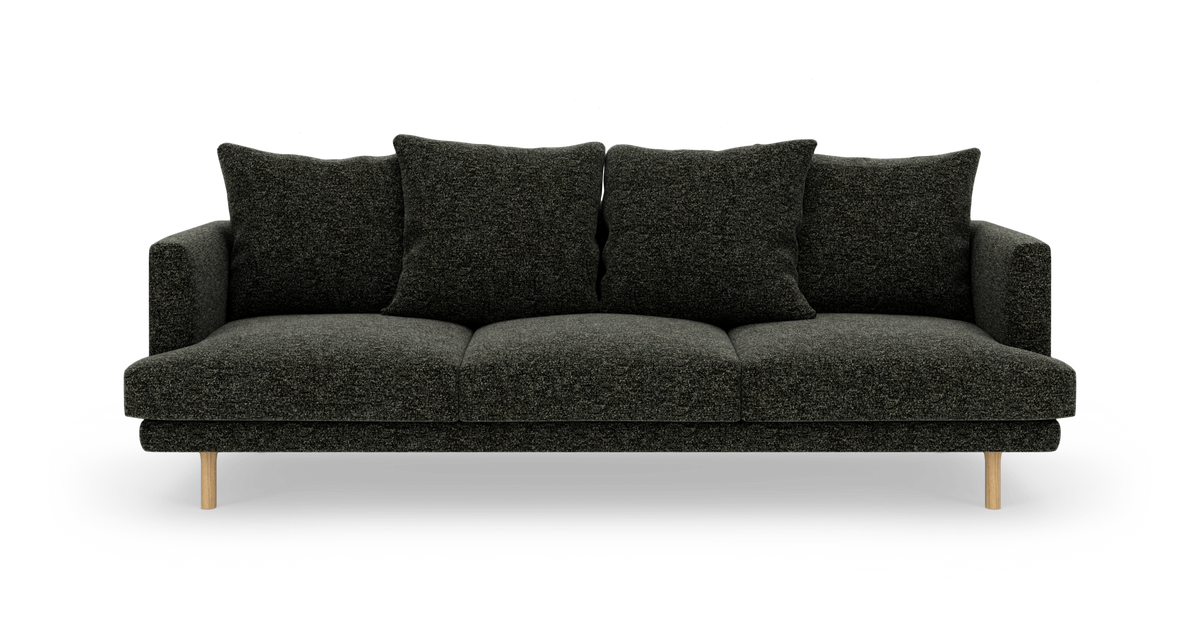 Mørkegrå tresæders sofa med fire løse ryghynder og lyse træben, set forfra.