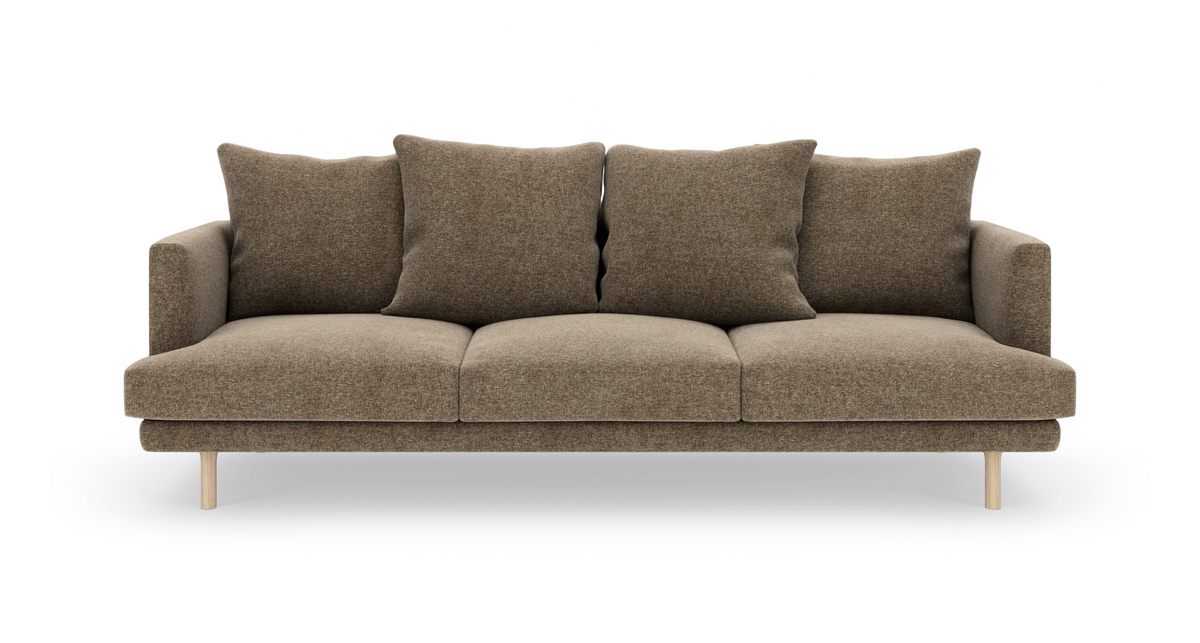 Brun tresæders sofa med fire løse puder og slanke træben, frilagt på hvid baggrund.