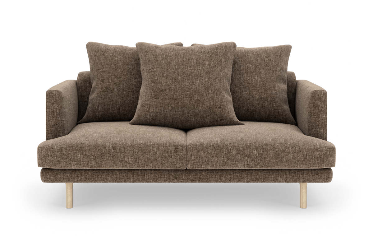 Brun 2‑personers sofa med tre puder og lyse træben, isoleret på hvid baggrund.