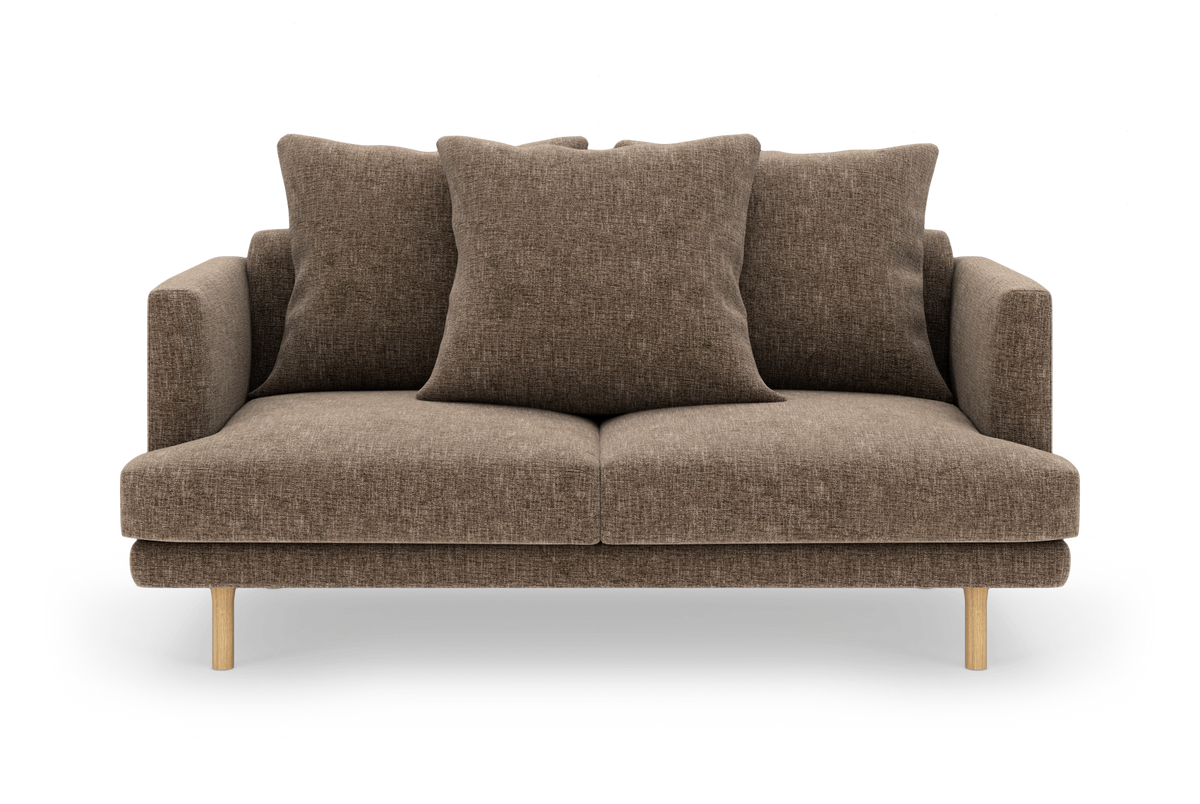 Brun 2-personers sofa med tre store ryghynder og lyse træben, frilagt på hvid baggrund.