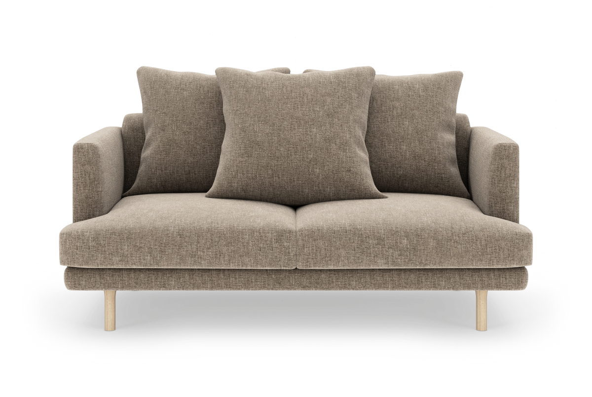 Beige 2-personers sofa med tre store puder og lyse træben, set direkte forfra.