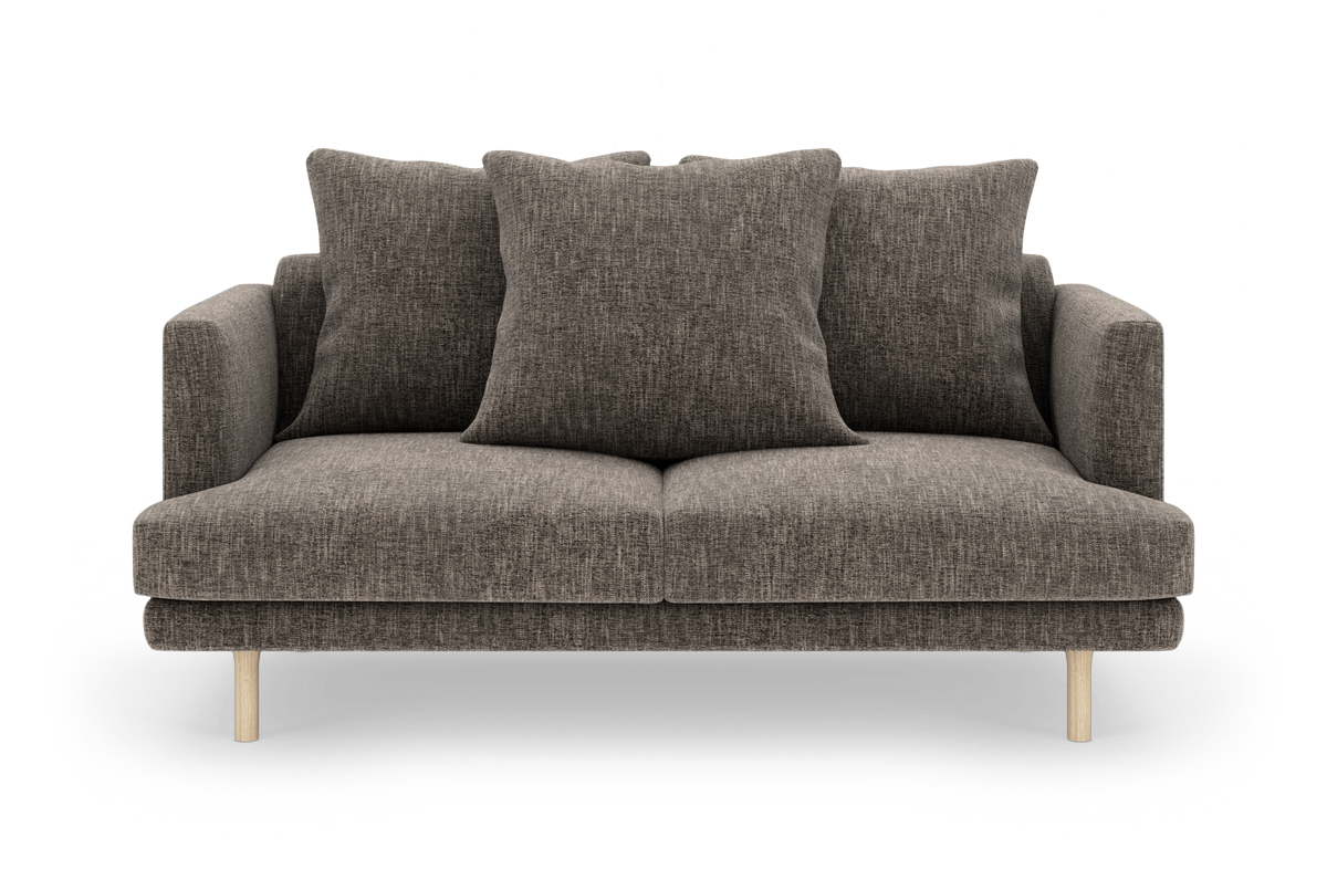 Brungrå 2-personers sofa med tre store puder og lyse træben, frilagt med skygge.