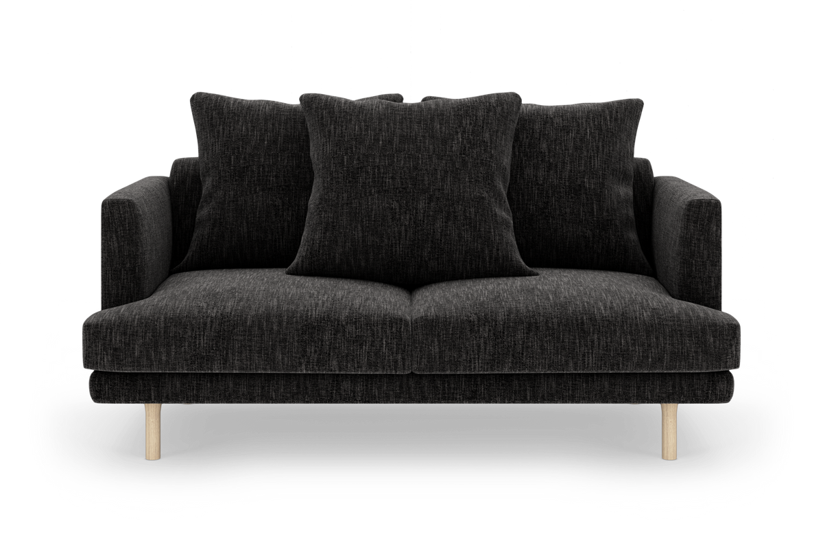 Mørkegrå 2-pers. sofa med tre store ryghynder og lyse træben, frilagt på hvid baggrund.