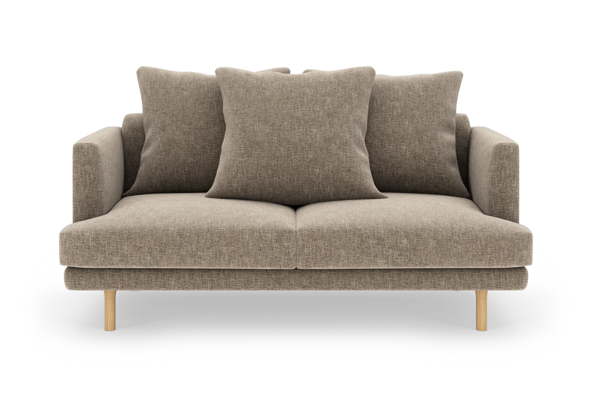Beige 2-personers sofa med tre store rygpuder og lyse træben, frilagt på hvid baggrund.