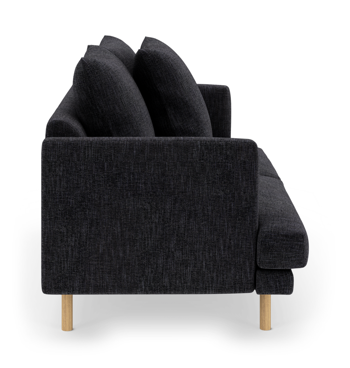 Mørkegrå stofsofa set fra siden med lige armlæn og lyse træben, frilagt mod hvid baggrund.