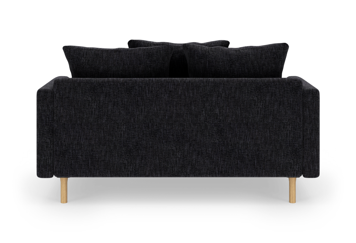 Mørkegrå stofsofa set bagfra med lyse træben, frilagt på hvid baggrund.