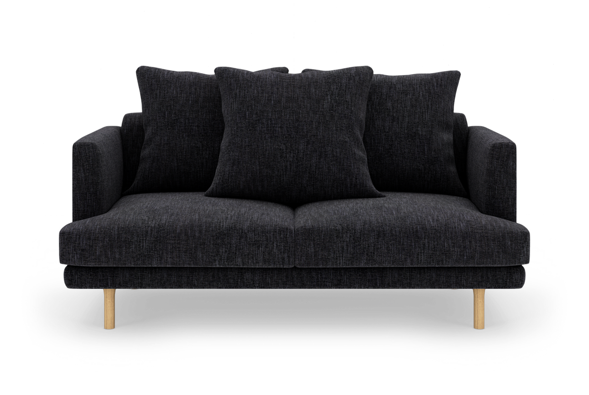 Mørkegrå sofa med tre store ryghynder og lyse træben, frilagt på hvid baggrund.