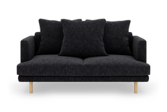 Mørkegrå sofa med tre store ryghynder og lyse træben, frilagt på hvid baggrund.