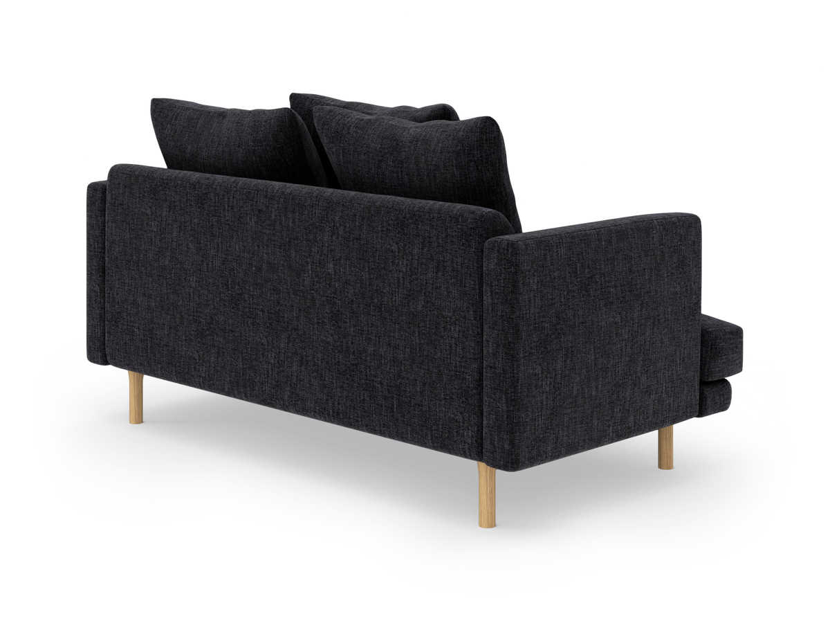 Mørkegrå sofa med lyse træben set skråt bagfra, produktbillede med skygge.