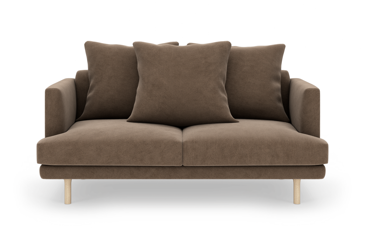 Brun 2-personers sofa med tre rygpuder og lyse træben, frontvisning frilagt på hvid baggrund.