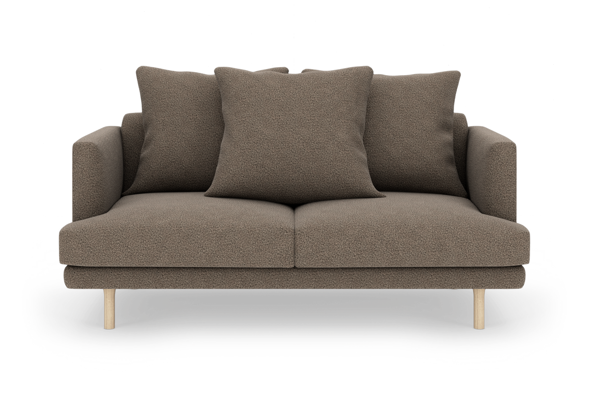 Brun 2-personers sofa med tre ryghynder og lyse træben, set forfra.