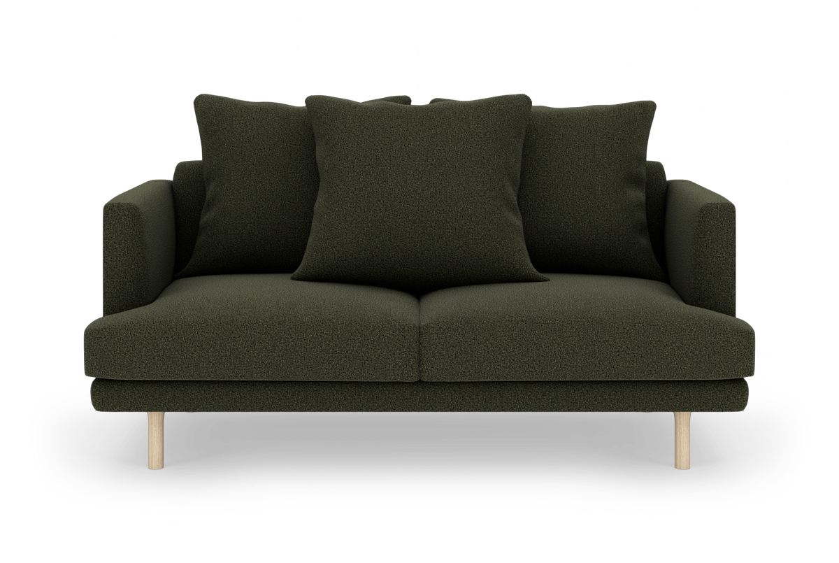 Grøn 2-personers sofa med tre puder og lyse træben, frilagt på hvid baggrund.