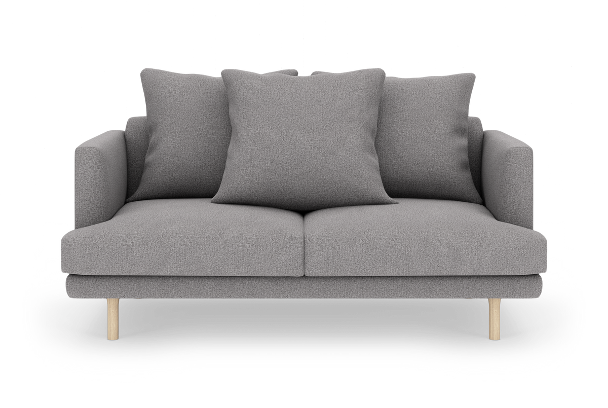 Grå 2-personers sofa med tre store puder og lyse træben, set forfra.