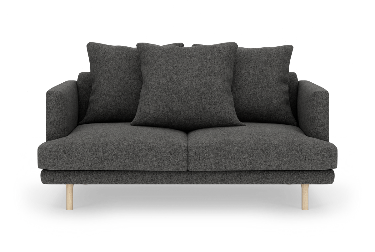 Mørkegrå 2-personers sofa med tre store ryghynder og lyse træben, fotograferet lige forfra på hvid baggrund.