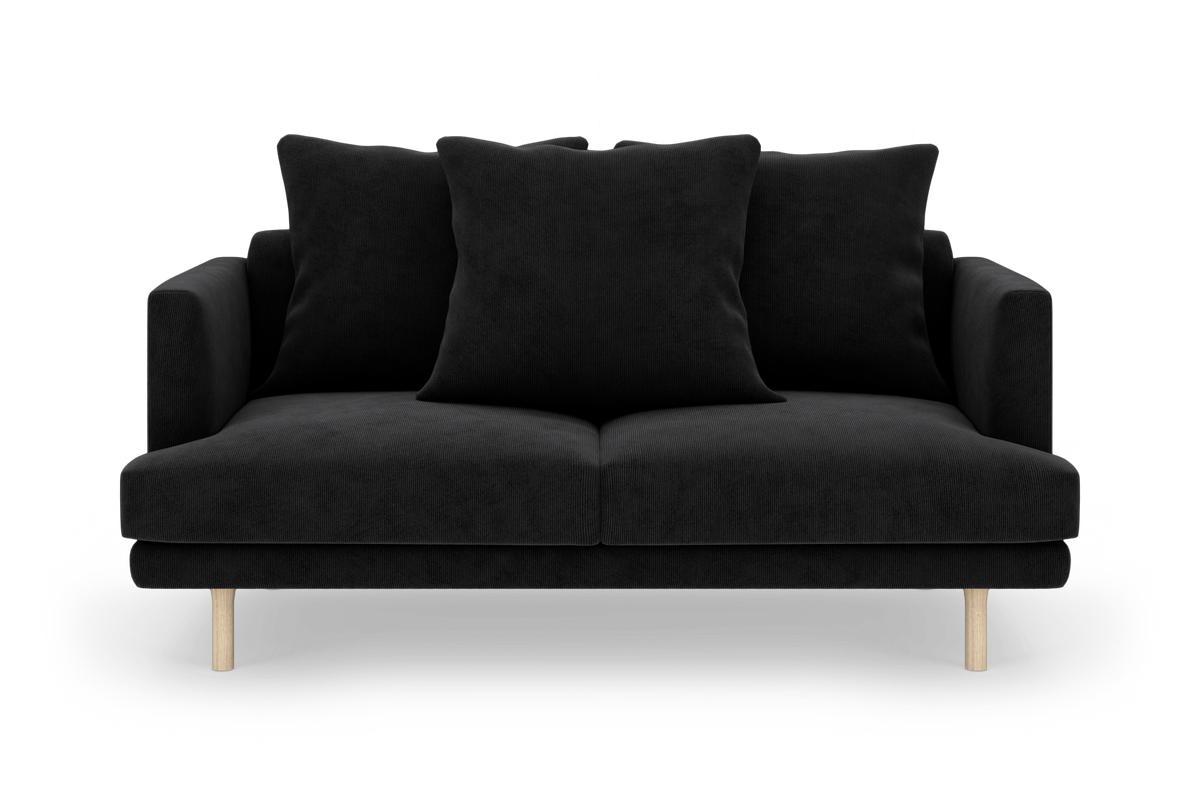 Sort 2-personers sofa med tre store ryghynder og lyse træben, frilagt på hvid baggrund.