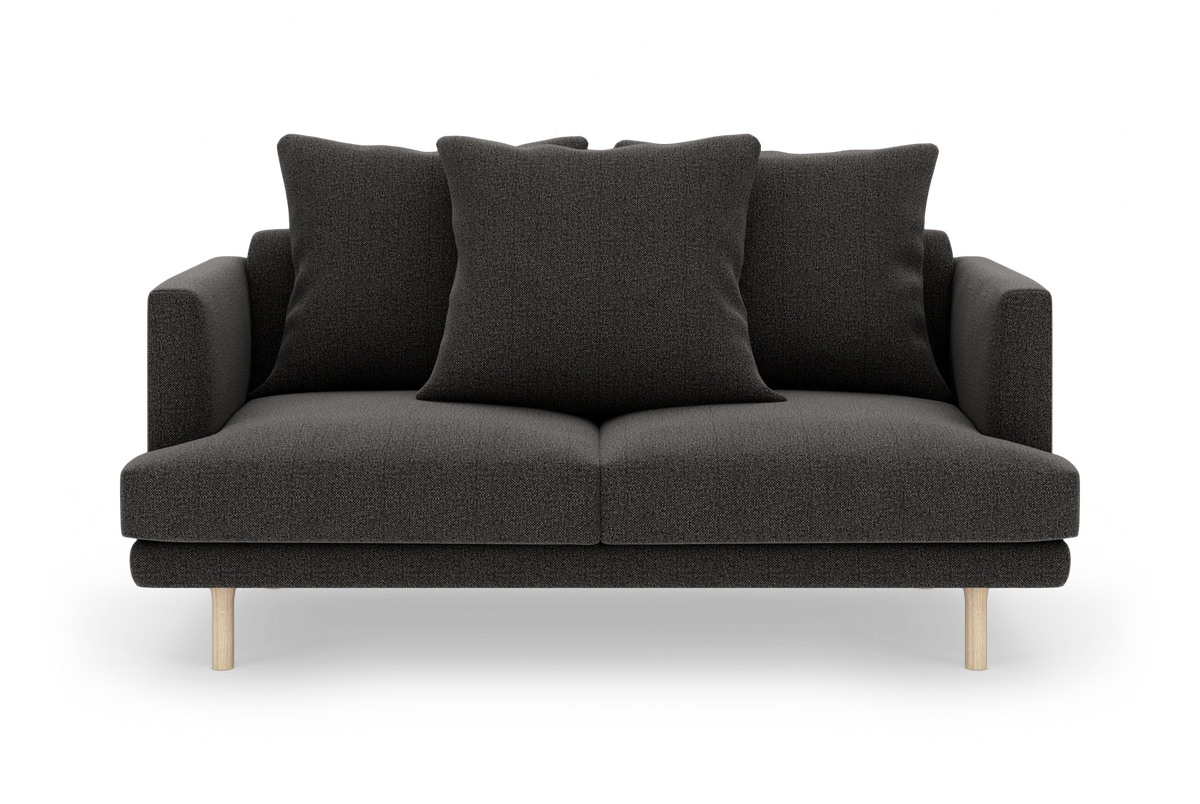 Mørkegrå 2‑personers sofa med tre matchende puder og lyse træben, set direkte forfra.