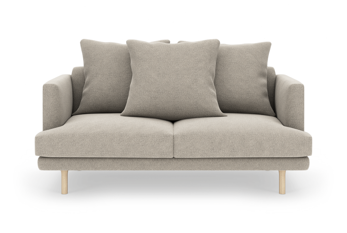 Beige 2-personers sofa med tre løse ryghynder og lyse træben, set forfra.