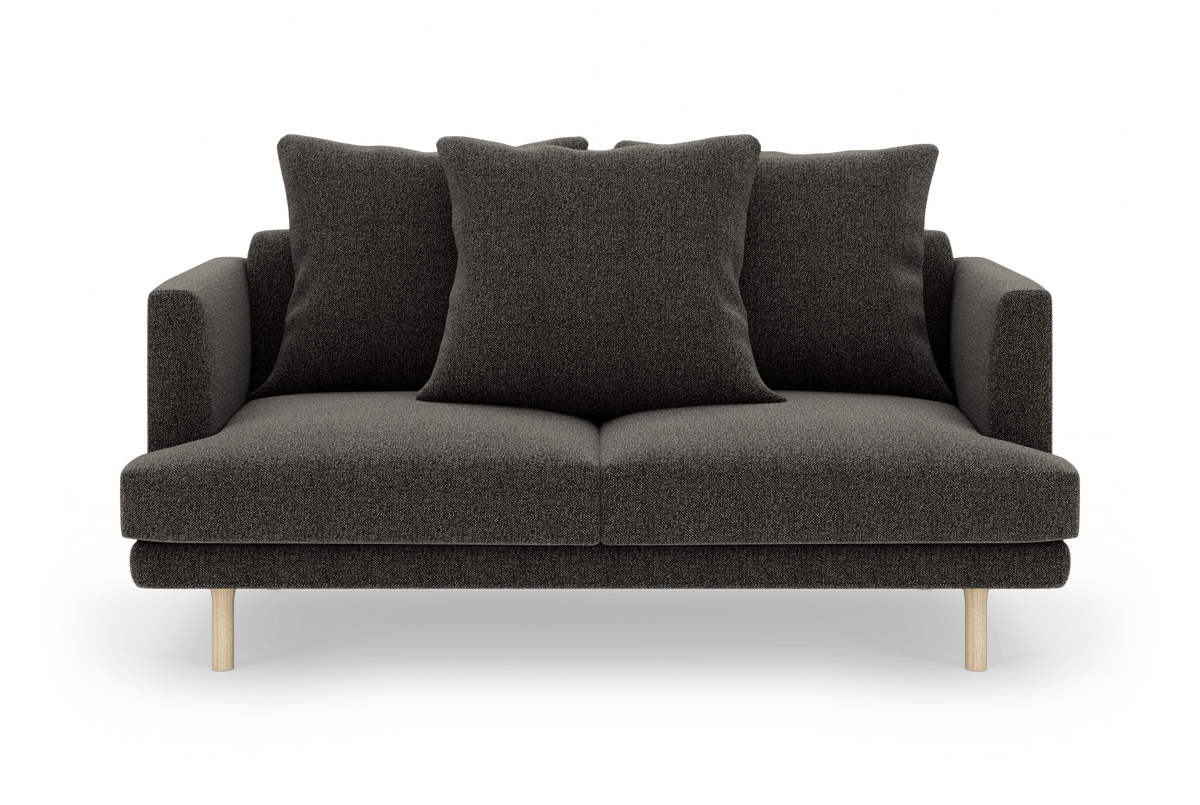 Mørkegrå 2‑personers sofa med tre store ryghynder og lyse træben, fotograferet forfra.