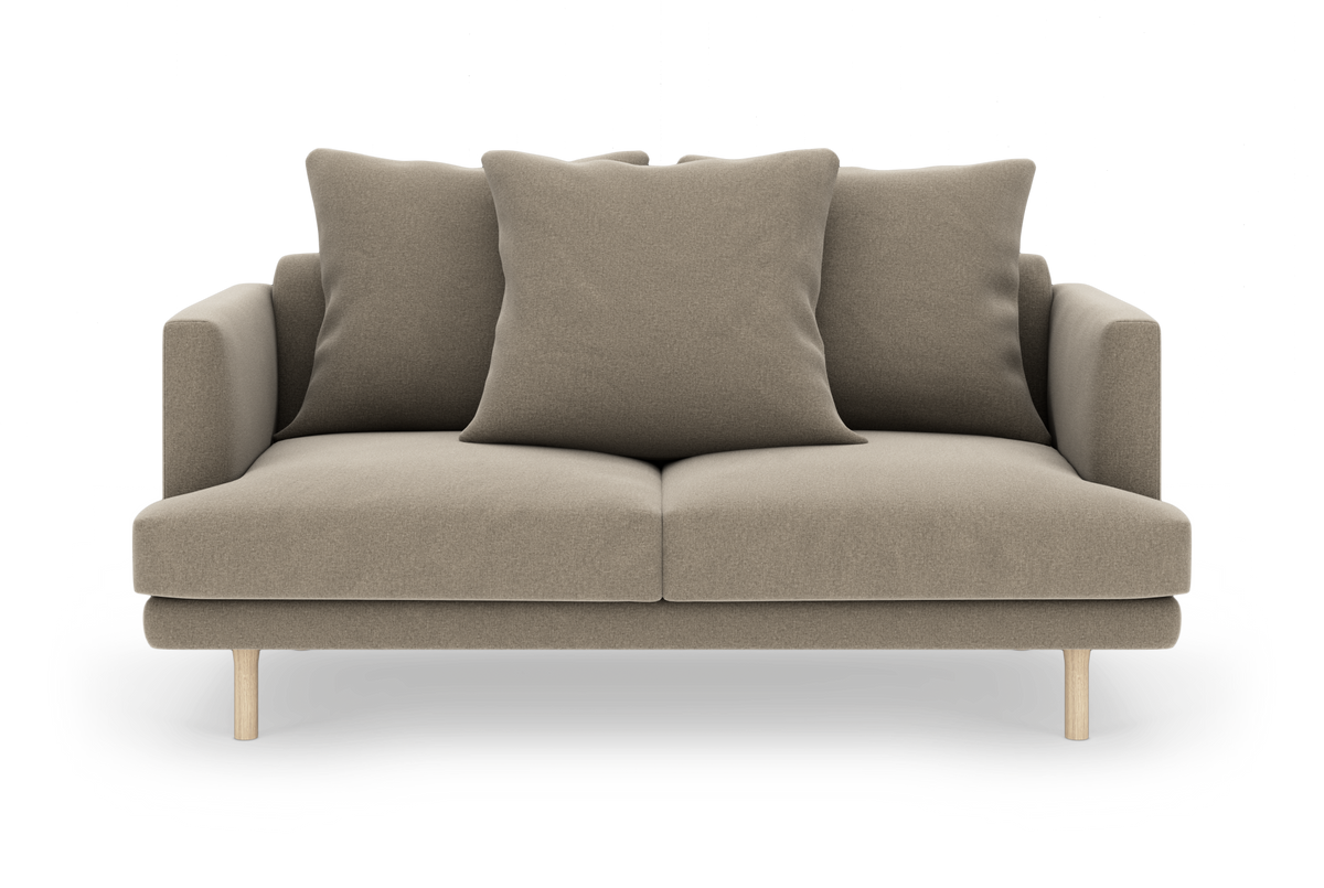 Beige 2-personers sofa med tre store rygpuder og lyse træben, frontvisning.