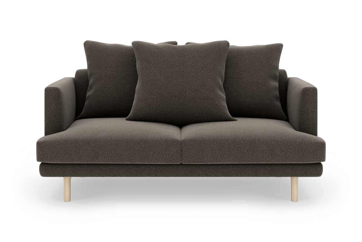 Mørk brun 2‑personers sofa med tre store puder og lyse træben, fotograferet frontalt på hvid baggrund.