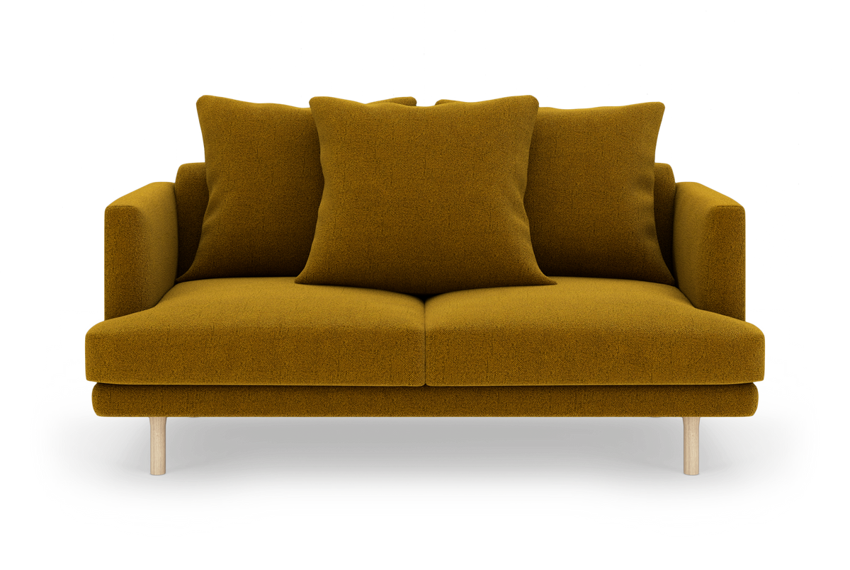 Sennepsgul 2-personers sofa med tre matchende puder og lyse træben, fotograferet forfra som produktbillede.