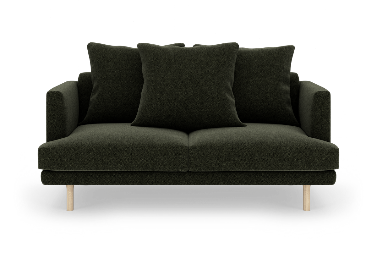 Mørkegrøn sofa med tre ryghynder og lyse træben.