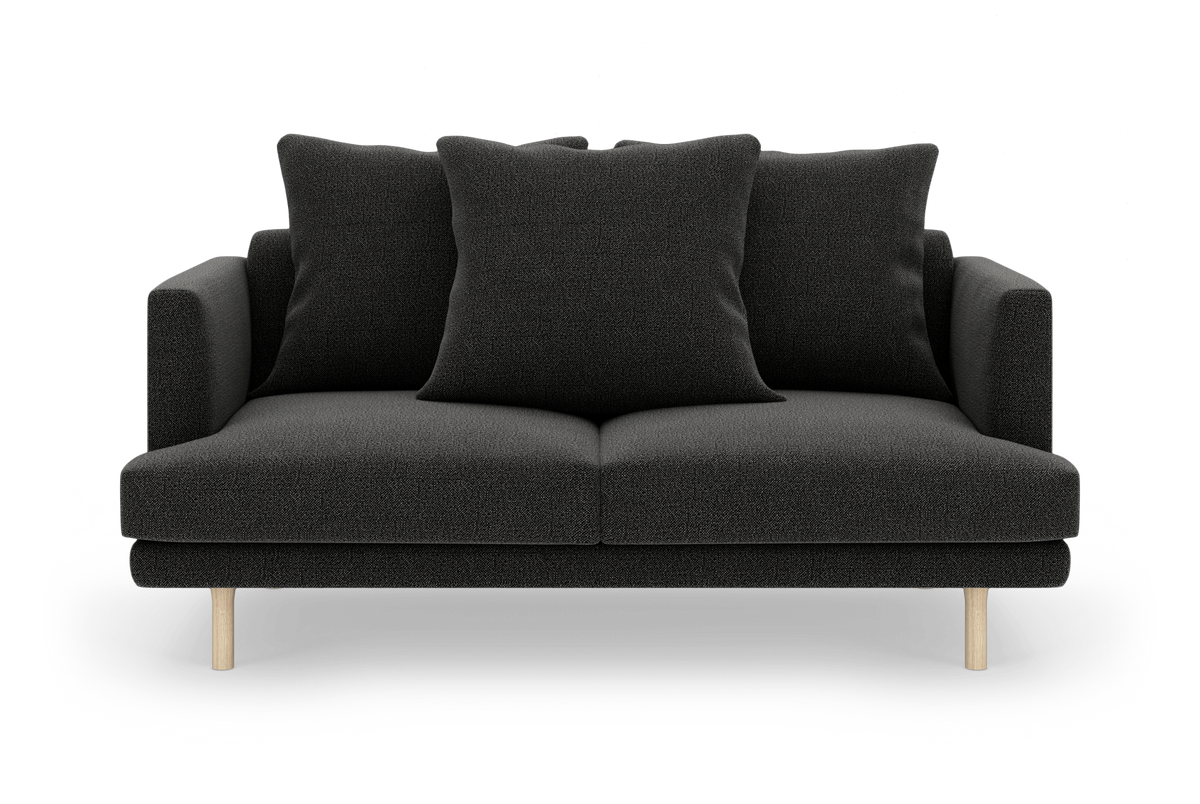 Sort 2-personers sofa med tre rygpuder og lyse træben set forfra på hvid baggrund.