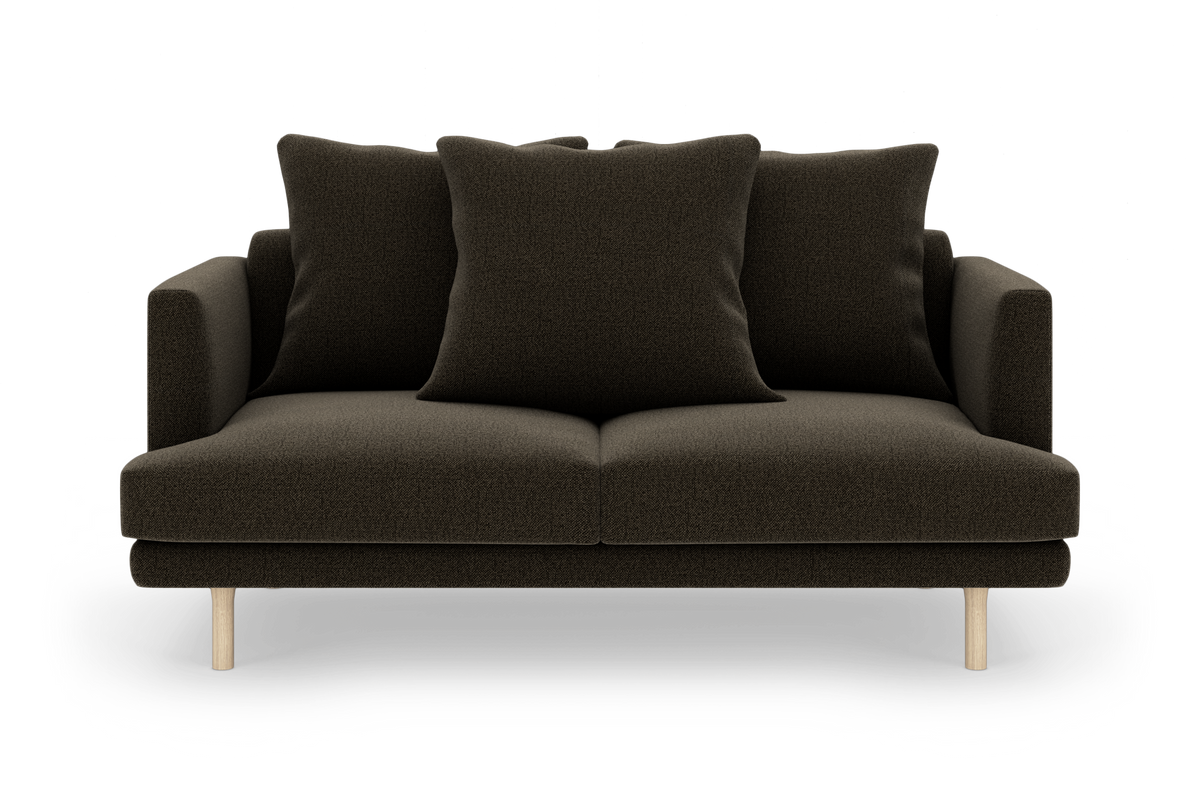 Mørkebrun 2-personers sofa med tre store puder og lyse træben, frontvisning i studie.