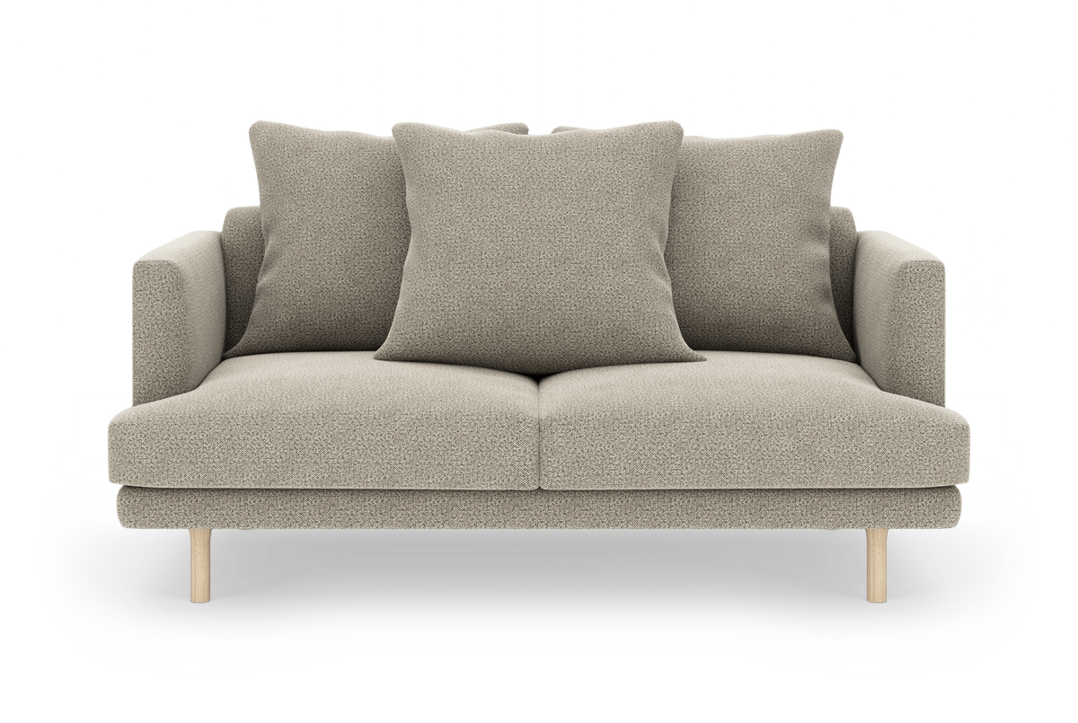 Beige 2-personers sofa med tre store ryghynder og lyse træben, frilagt frontvisning.