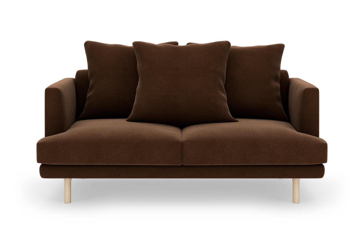 Brun 2-personers sofa med tre store ryghynder og lyse træben, frilagt på hvid baggrund.