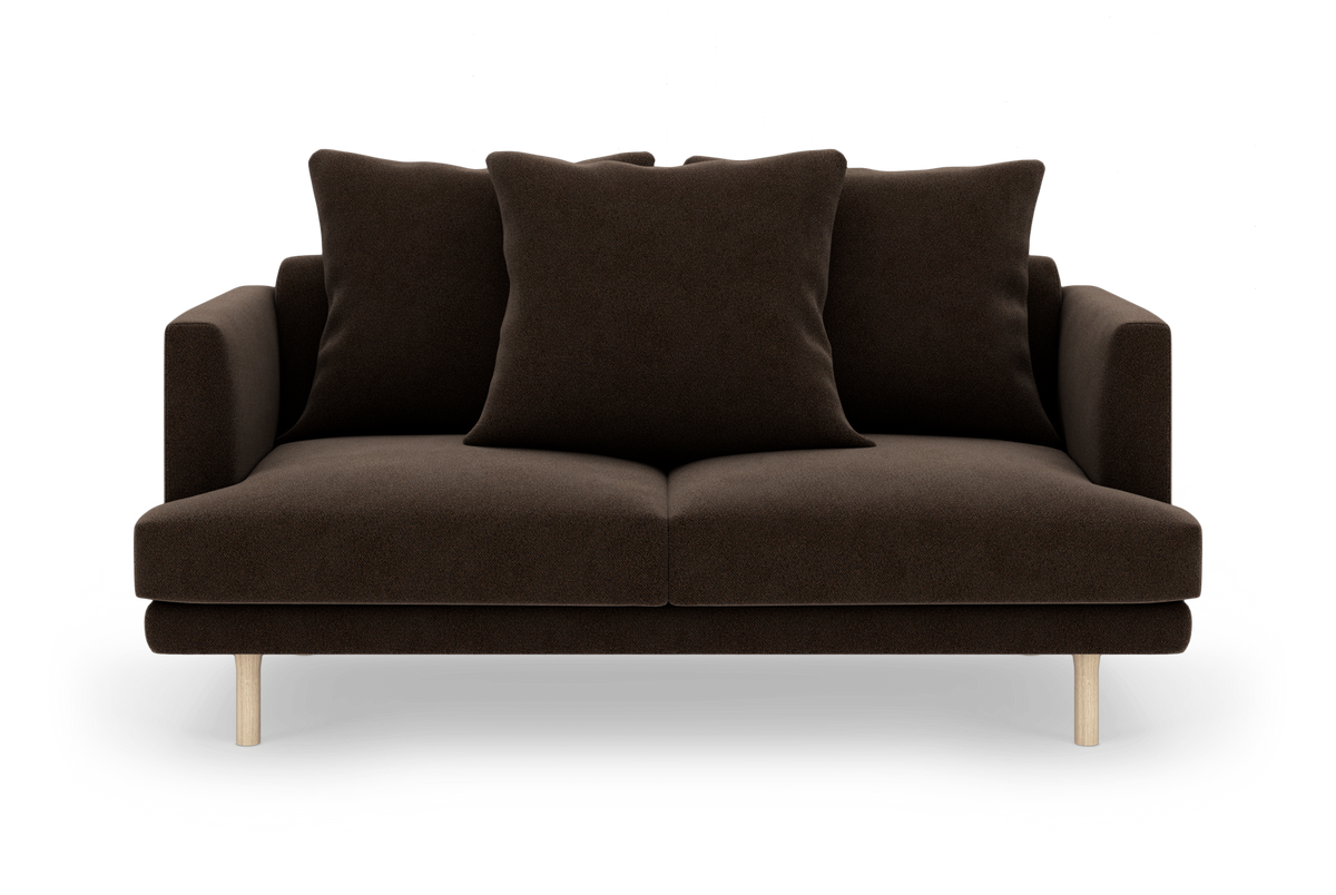 Mørkebrun 2-personers sofa med tre puder og lyse træben, frilagt på hvid baggrund.