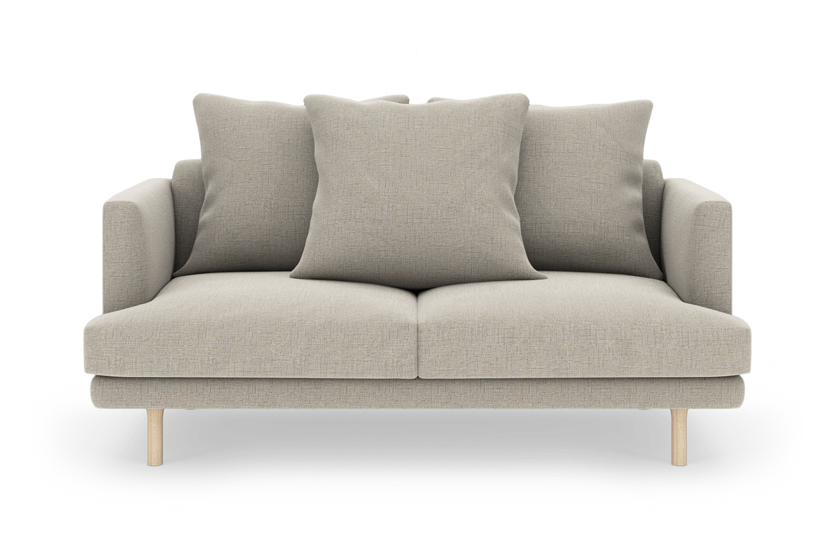 Beige 2-personers sofa med tre store puder og lyse træben, set forfra i studiemiljø.