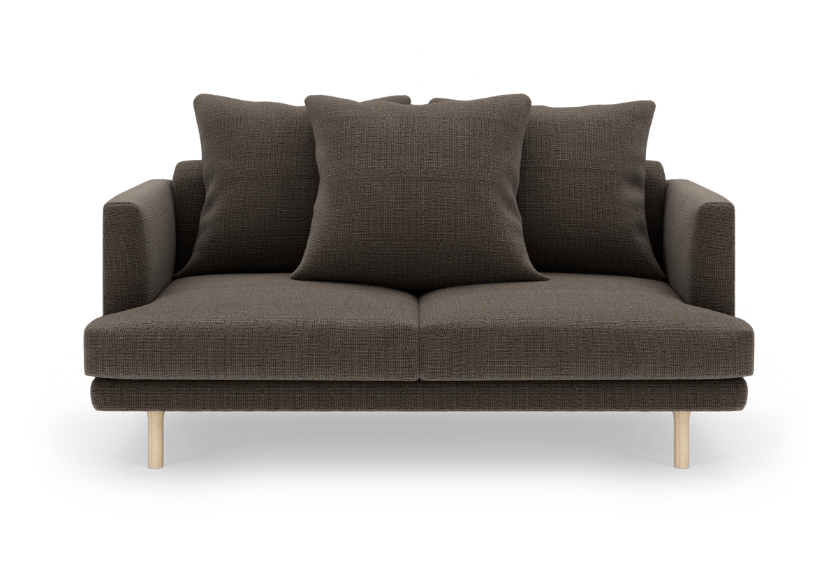 Mørkebrun 2-personers sofa med tre store puder og lyse træben, set lige forfra.