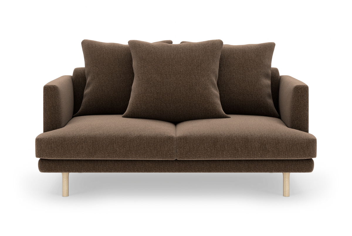 Brun tosædet sofa med tre store puder og lyse træben, fritlagt på hvid baggrund.