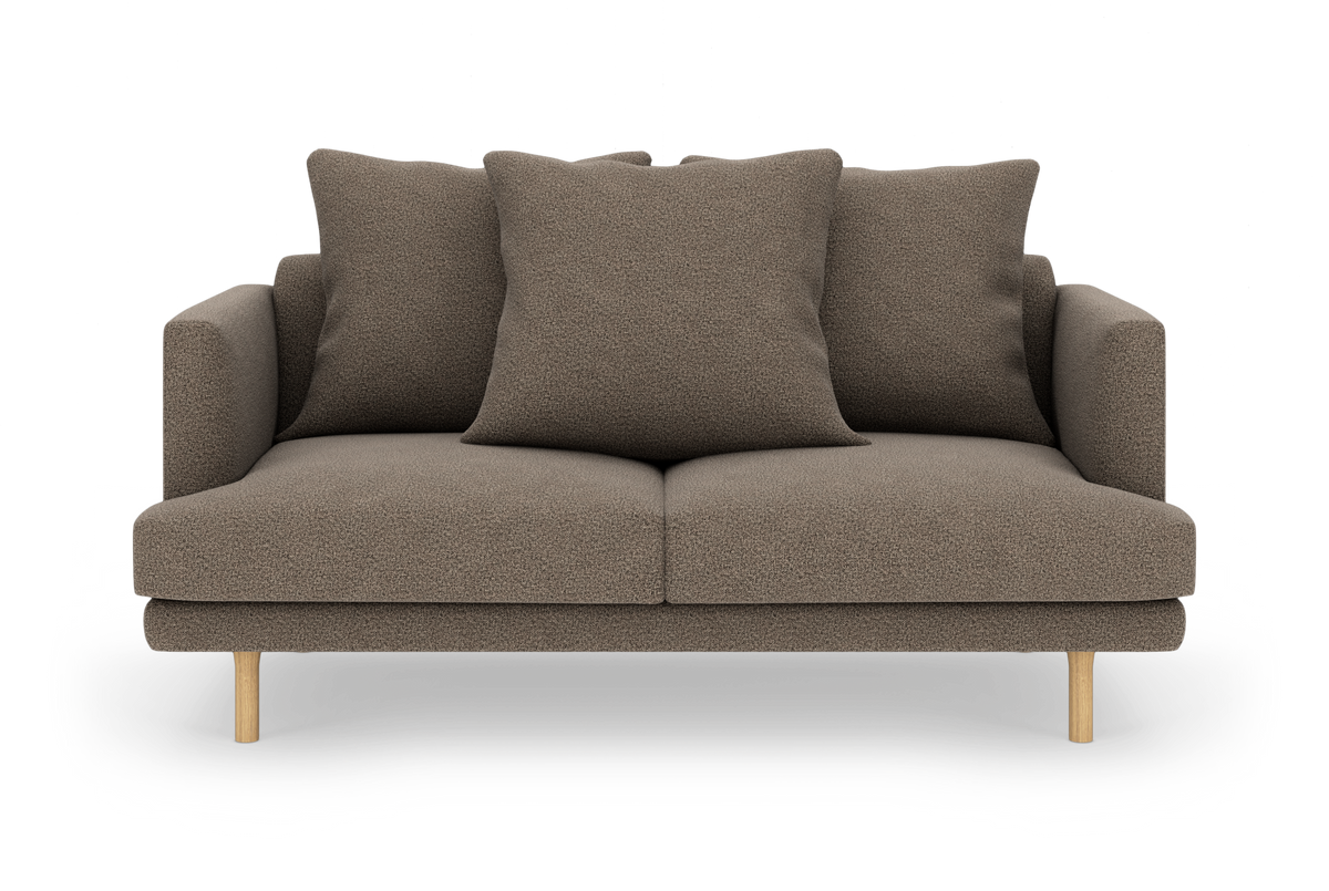 Brun 2-personers sofa med tre store puder og lyse træben, frontvisning frilagt på hvid baggrund.