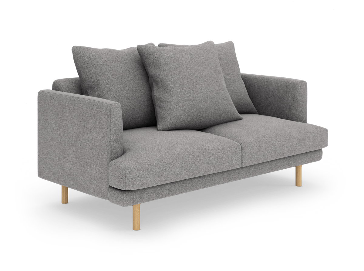 Grå to-personers sofa med løse rygpuder og lyse træben, fritlagt på hvid baggrund.