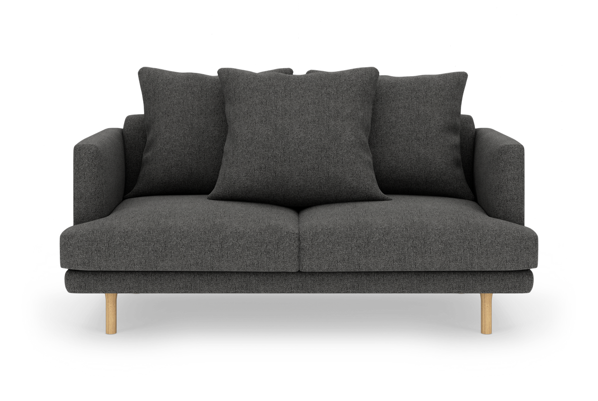Mørkegrå 2-personers sofa med tre løse ryghynder og lyse træben, set lige forfra.