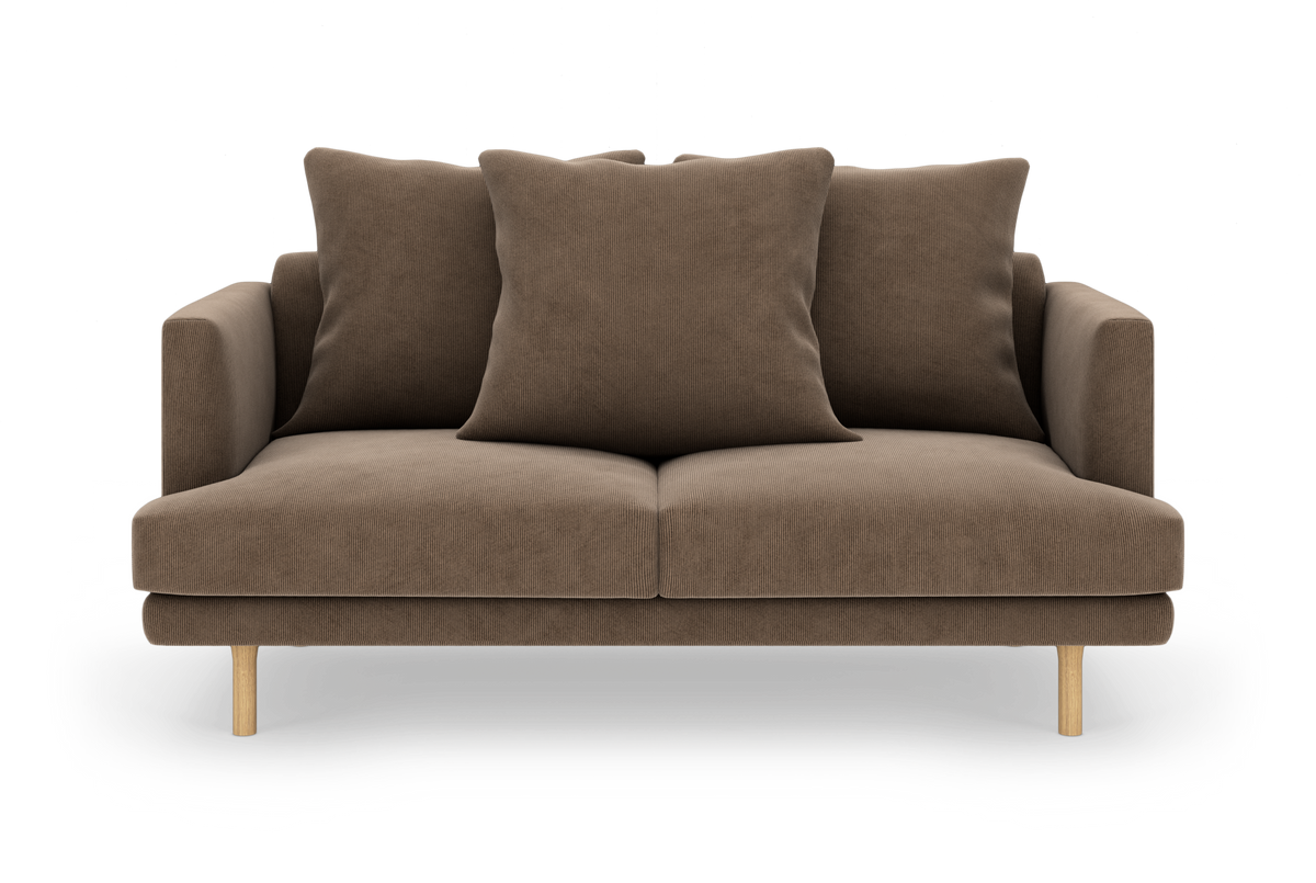 Brun 2-personers sofa med tre ryghynder og lyse træben, frilagt på hvid baggrund.