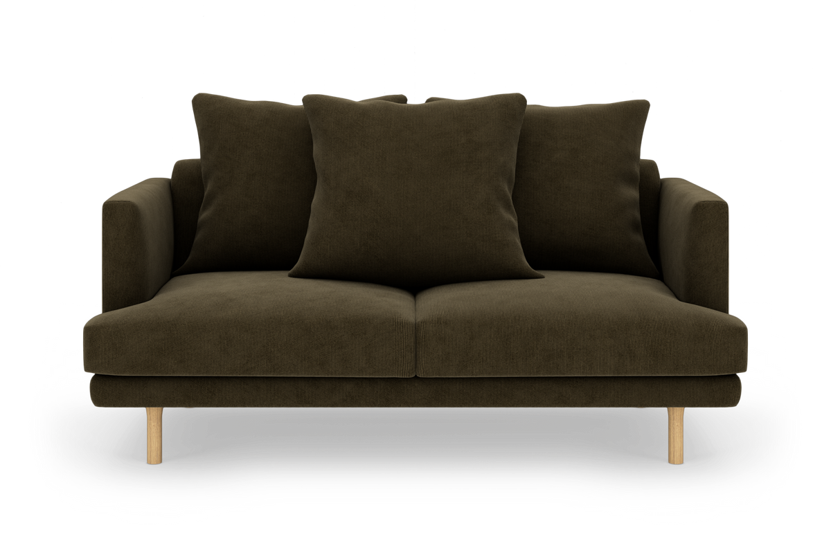 Mørke olivengrøn 2-personers sofa med tre ryghynder og træben, frilagt på hvid baggrund.